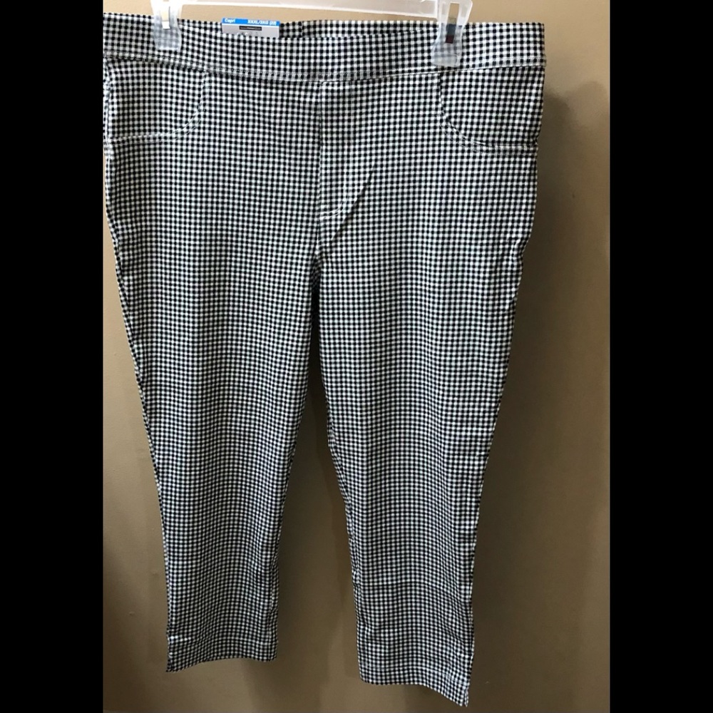 Women’s fitted stretch Jeggings Capri black plaid. Size 3XL(22)